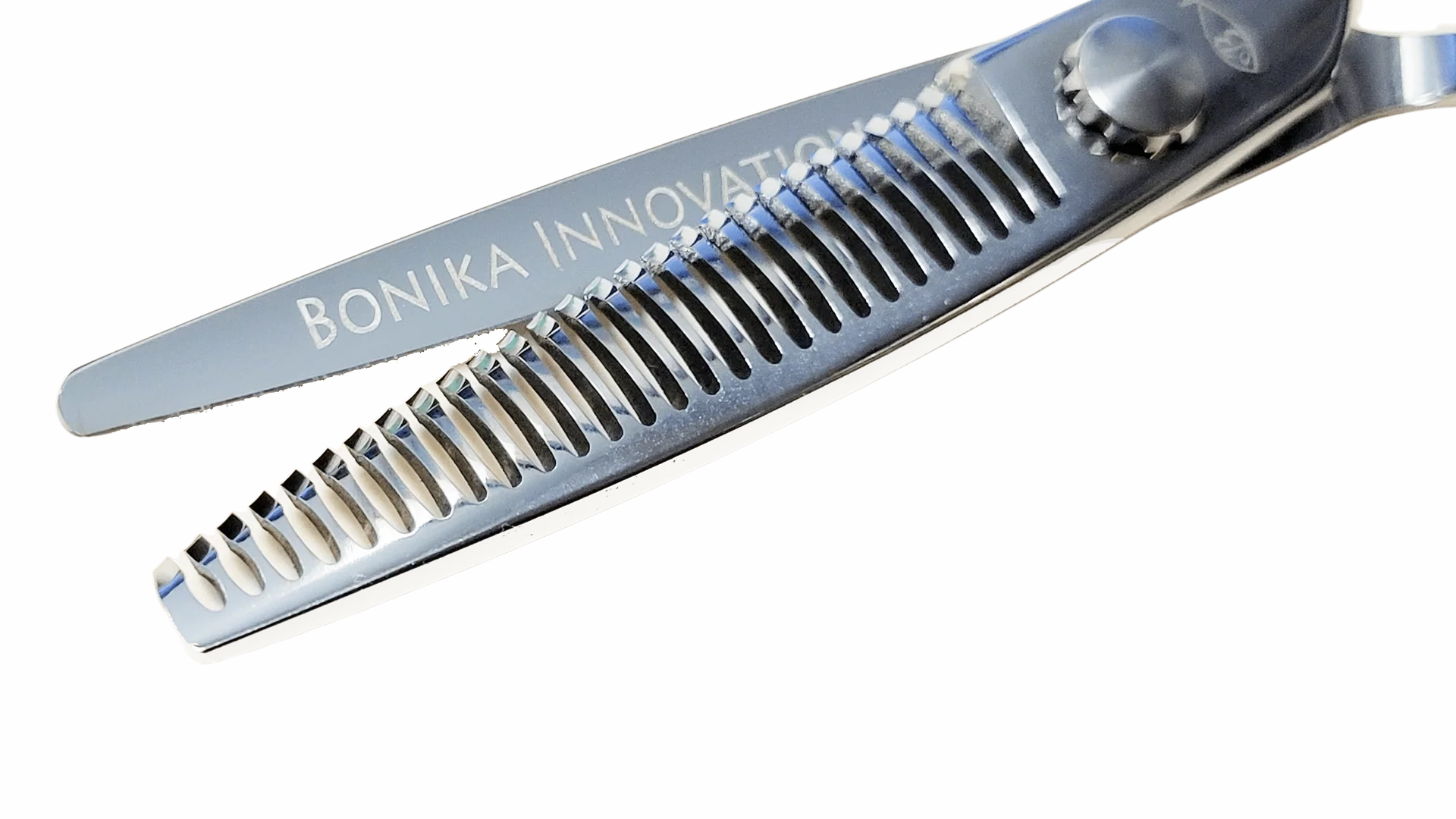 Bonika Innovation thinning shears teeth close-up with Japanese 440C steel for precision texturizing